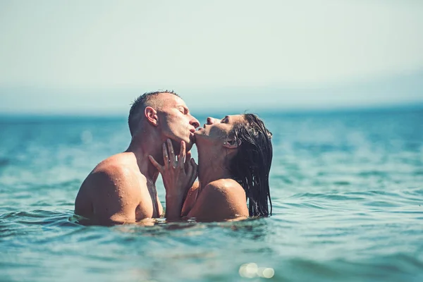 Hou van betrekkingen van het kussen paar genieten van zomerdag samen. liefde en romantiek concept. — Stockfoto