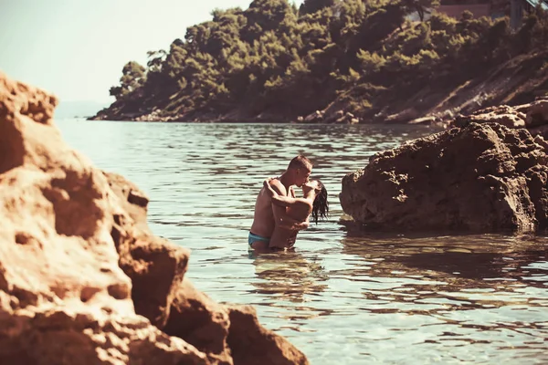 年轻夫妇裸身亲吻海边. — 图库照片