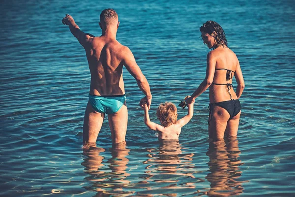 家族は、母親や父親の日に子供と一緒に旅行します。家族の価値観と信頼概念. — ストック写真