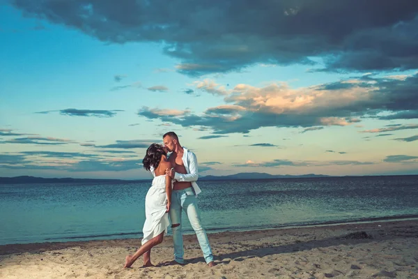 Encontro e romance. data de sexy jovem casal no lobo beijando no pôr do sol praia no verão . — Fotografia de Stock
