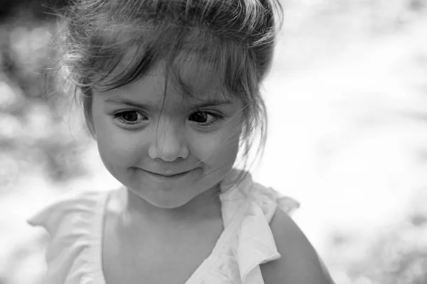 Saudação verão. Na Primavera. previsão meteorológica. Criança pequena. Beleza natural. Dia das crianças. rosto e cuidados com a pele. alergia às flores. Menina na primavera ensolarada. Moda menina de verão. Infância feliz — Fotografia de Stock