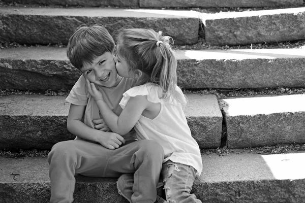 Melhores amigos, amizade e valores familiares. infância primeiro amor. Rapariga e rapaz. Relações. férias de verão e férias. Duas criancinhas. Rapaz e rapariga. Babygirl e babyboy beijando — Fotografia de Stock