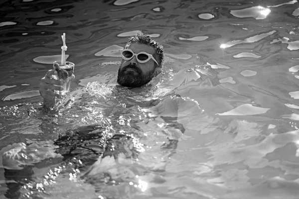 Отдохните на море и спа-курорте. отдых бородатый человек плавает в бассейне или морской воде . — стоковое фото