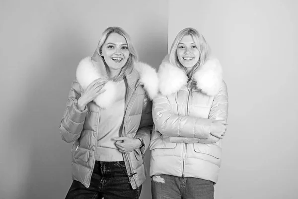 De natuurlijke keuze voor wintergarderobe. Modetrends winter. Fashion modellen in afzuigkappen met bont. Sexy vrouwen dragen warme winterjassen. Mooie vrouwen in modieuze kogelvissen. Houdt warm en ziet er goed uit — Stockfoto