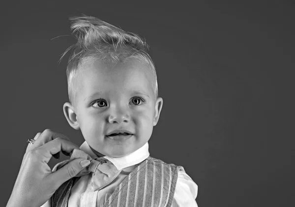 Mes cheveux, mon look. Garçon enfant aux cheveux blonds élégants. Petit enfant avec une coupe de cheveux sur le dessus. Petit enfant avec coupe de cheveux courte. Conseils de soins capillaires sains pour les enfants. Produits de soins capillaires, espace de copie — Photo