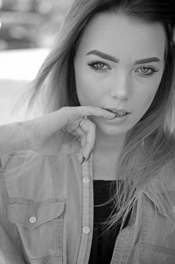 Güzelliğin özü. Güzel kadın seksi makyaj ile. Visage cilt bakımı ve makyaj. Seksi kadınla duygusal bak. Güzellik ve moda Cilt Bakımı model bak. Onun iç güzelliği parlar aracılığıyla