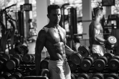 kaslı adam dumbbell ile