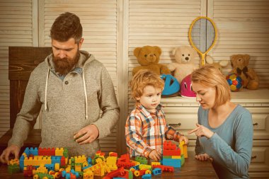Baba ve anne ile Çocuk oyun kurucu. evde anne ile küçük boy oynayın. mutlu çocukluk. Bakım ve geliştirme. Aile ve çocuk günün kutlu olsun. Baba ve anne küçük çocuk. Geleceğimiz