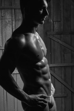 Bir yakışıklı şehvetli genç adam 