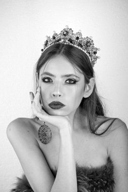 Makyaj yumuşak deri, zarafet ile kadın için. Kozmetik makyaj ve Cilt Bakımı, Kuaför için. Moda kız zarif görünüme sahip. Moda ve güzellik kraliçesi. Lüks crown ve küpe takı içinde kadın.