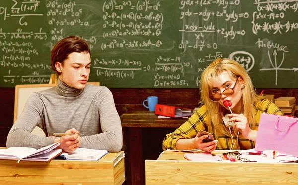 Student is zich ervan bewust dat hij een belangrijk onderdeel van de groep. Universiteit studeren vrienden studeren en lezen van een boeken in de klas. De studenten bereiden voor succes van dit schooljaar. — Stockfoto