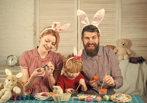 Mutlu Paskalya aile boya yumurta. — Stok fotoğraf