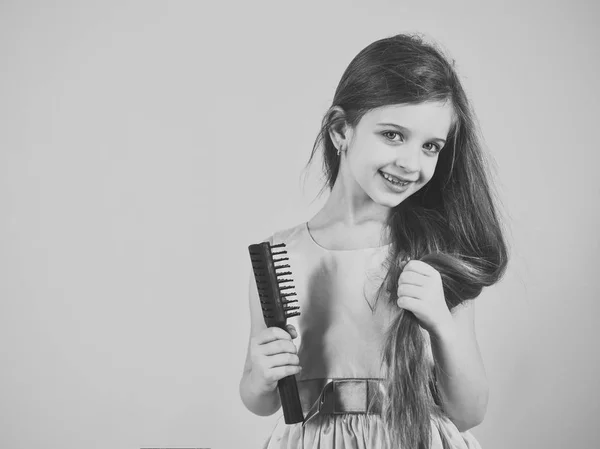 Retrato de una niña pequeña con el pelo rizado largo —  Fotos de Stock