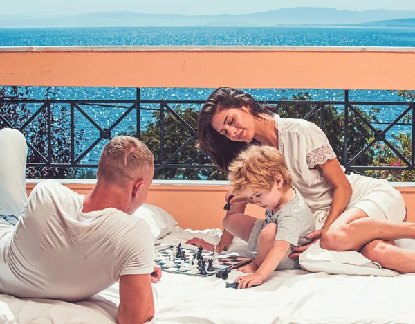 Vacanze estive di famiglia felice. vacanza estiva di famiglia giocando a scacchi . — Foto Stock