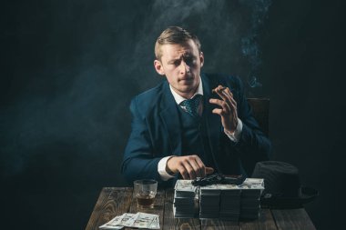 Takım elbiseli adam. Mafya. Para kazanmak. Para hareket. İşadamı muhasebeci ofisinde çalışıyorum. Küçük iş kavramı. Ekonomi ve Finans. Adam muhasebeci. Para yazma