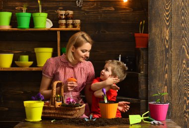 Bahar kavramı. Küçük çocuk ve anne bitki çiçek bahar. Anne ve oğlu bahar çiçek Çömlekçilik. Bahar geldi