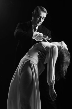 Aşık olmak. MIME erkek ve kadın romantik sahnede hareket. İki aşık MIME makyaj. Vücut hareketleri miming tiyatro sanatçıları. MIME sanatçı çift romantik sahne alanı'nda gerçekleştirmek.