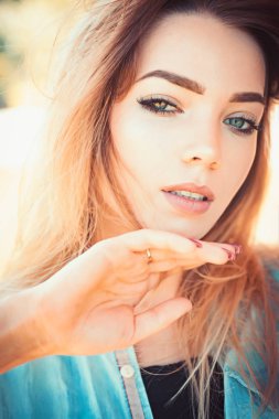 Güzellik ve moda Cilt Bakımı model bak. Seksi makyaj ve uzun saçlı güzel kadın. Visage cilt bakımı ve makyaj. Seksi kadınla duygusal bak. İç güzelliği ile parlar. Saf güzellik