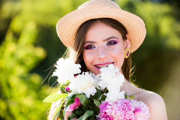 Tack. ansikts- och hudvård. Resa i sommar. Naturliga skönhet och spa behandling. Kvinna med mode makeup. Sommar flicka med långt hår. Våren kvinna. Springtime och semester — Stockfoto