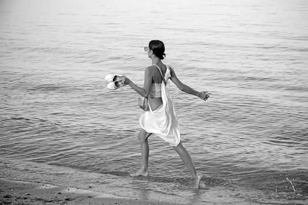 Ragazza corre sulla spiaggia costume da bagno di moda. Vacanze estive e viaggi verso l'oceano. Look moda e bellezza. Maldive o Miami Beach Water. Donna sexy sul mare caraibico in Bahamas sulla spiaggia . — Foto Stock
