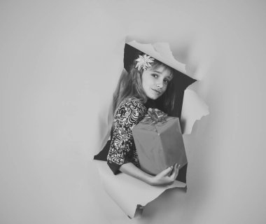 Boxing Günü, tatil kutlama ve parti. Mevcut Pack, siber Pazartesi kız çocuk. Doğum günü ve Noel. Çocukluk ve mutluluk, hediye kutusu. Alışveriş paketi, siyah Cuma ile küçük kız.