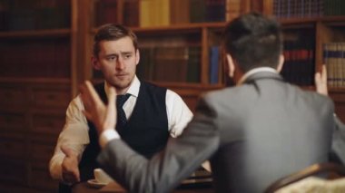 Konuşan Profesör veya eğitim vintage iç tartışmak. Akıllı elite ve eğitim kavramı. Arka plan üzerinde antika kitap rafı erkeklerle. Akıllı adamlar, bilim adamları boş zaman harcamak Kitaplığı'nda.