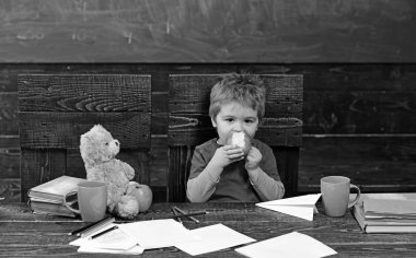 Okul sonu. Aç çocuk yeme elma sınıfta. Kağıt Uçak ile oynarken küçük çocuk