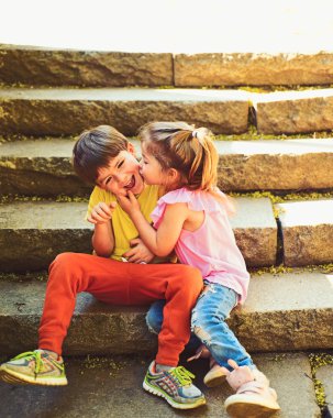 arkadaşlarım, dostluk ve aile değerleri. iki küçük çocuk. Erkek ve kız. yaz tatil. çocukluk ilk aşk. küçük kız ve erkek. İlişkiler. Merdivenlerde küçük romantik çocuklar.