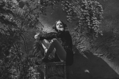 Kırmızı dudaklar ile Şarap kadehi oturan kızla