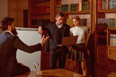 EBook kavramı. EBook ya da elektronik kitap. Grup öğrenci üniversite kütüphanesi içinde laptop üzerinde ebook okuyun. Ebook öğrenme ve dijital öğrenme