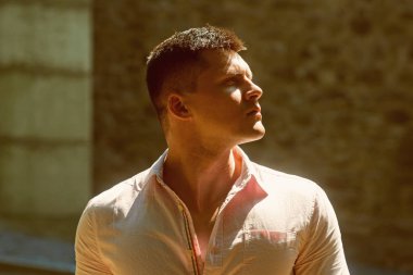 Yakışıklı casual adam güneşli günde ayakta