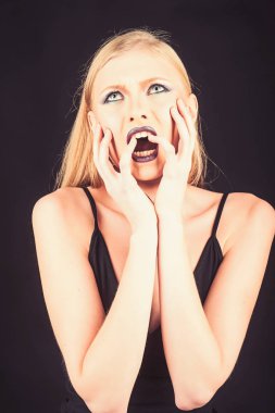 Güzellik kız yüz. Stüdyo çekim kadın. Manikür ve makyaj moda. Güzel Bayan yüzüne dokunmak