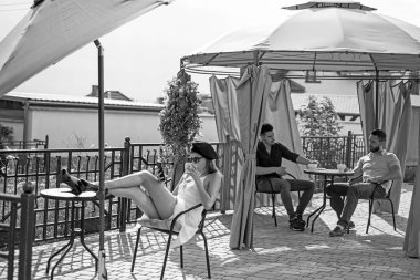 Kahve için buluşmak sağlar. Güzel kadın kahve içmek ve telefon Sokak kafede konuşmak. Kadın zevk içme espresso veya kapuçino. Kafede çok güzel kadın. Bir kahve molası için a meze. Modern yaşam