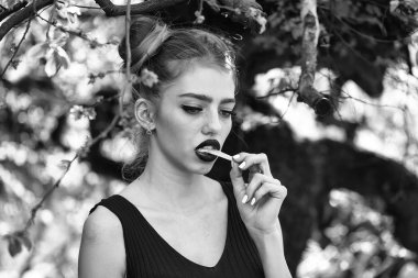 Ağaç bahar çekici kadın