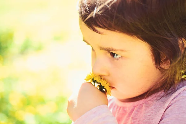 Petit enfant. Beauté naturelle. Journée de l'enfance. Au printemps. météo. visage et soin de la peau. allergie aux fleurs. Petite fille au printemps ensoleillé. Mode fille d'été. Bonne enfance. Beauté naturelle — Photo