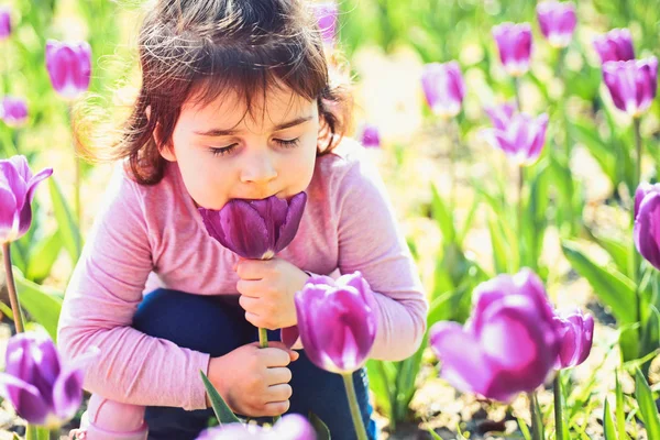 Arc Bőrápolás. allergia-virágok. Tavaszi tulipán. Időjárás-előrejelzés. Nyári lány divat. Boldog gyermekkor. Napsütéses tavaszi kislány. Kis gyerek. Természetes szépség. Gyermeknap. Új zöld élet — Stock Fotó