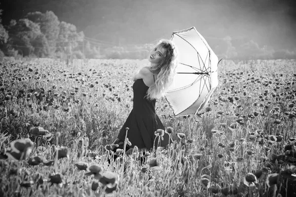 Frau im Mohnfeld mit Regenschirm — Stockfoto