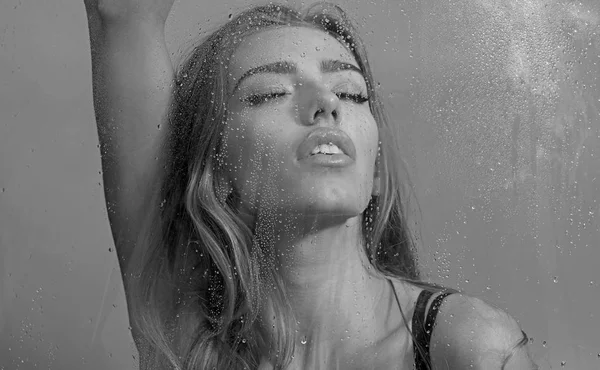 Душ та гігієна СПА-лікування. миття душу з сексуальною дівчиною, що облизує краплі води . — стокове фото