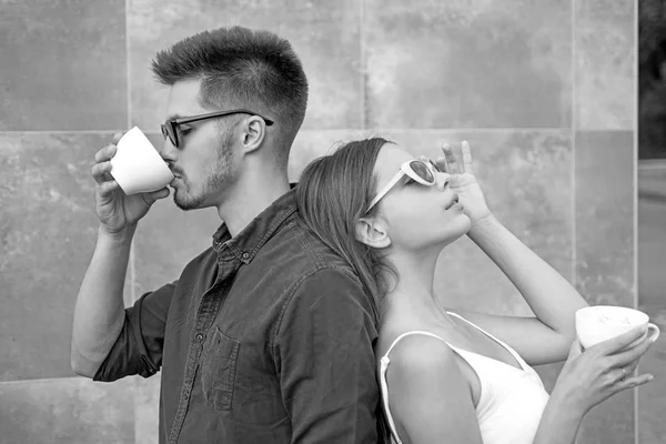 Fermati e annusa il caffè. Un paio di donne e uomini con le tazze da caffe '. Mi godo il miglior appuntamento per il caffe '. Coppia innamorata bere caffè all'aperto. Fidanzata e fidanzato hanno espresso o ultimo drink — Foto Stock