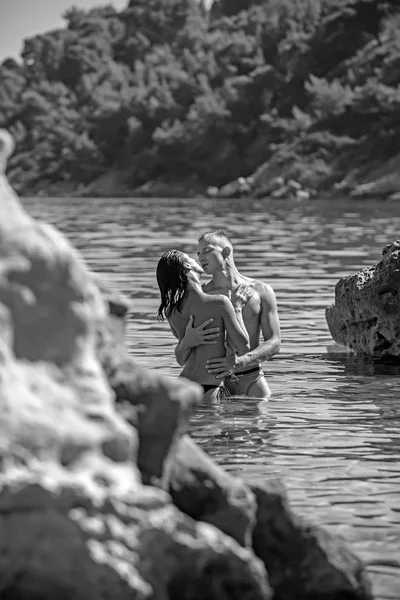 Sexy jeune couple passionné en bikini. Style d'été. Tonique dans des couleurs chaudes. Plan vertical . — Photo