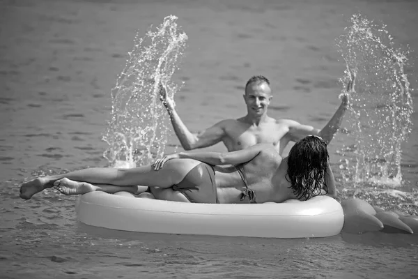 Szexi boldog pár a Karib-tengeren. Ananász felfújható matrac, aktivitás öröm. Maldív-szigetek vagy Miami tengerparti víz. Pár szerelmes napozó a strandon a matracon. Nyári vakáció és utazás az óceánba — Stock Fotó