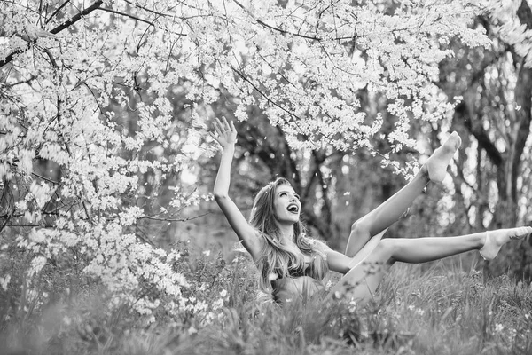 Chica bonita en flor — Foto de Stock