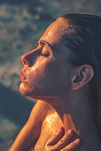 Vrouw met honing gezichtsmassage op spa salon — Stockfoto