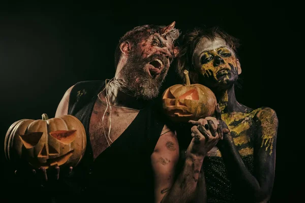 Pareja de Halloween enamorada sobre fondo negro — Foto de Stock