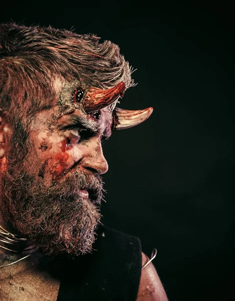 Ο Σατανάς Απόκριες με γενειάδα, κόκκινο αίμα, πληγές στο πρόσωπό του προφίλ — Φωτογραφία Αρχείου