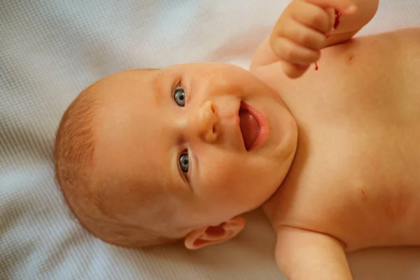 Bebê recém-nascido feliz sorrindo. Menina ou menino recém-nascido feliz. Higiene do recém-nascido e cuidados diários. Cuidados de higiene infantil. As regras de higiene ajudarão a manter seu recém-nascido saudável. Cuidar do seu bebê — Fotografia de Stock