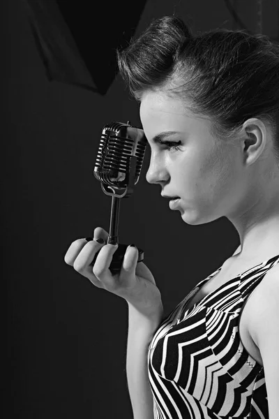 Dj cantante donna con eleganti capelli retrò e trucco . — Foto Stock