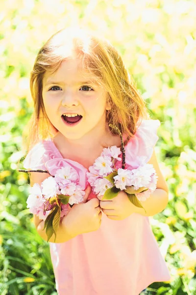 春の新鮮さ。小さな子供。自然の美しさ。子供の日。春。天気予報。夏の女の子のファッション。幸せな子供時代。日当たりの良い春の少女。顔、スキンケア。花にアレルギー — ストック写真