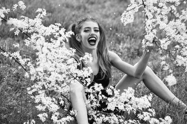 Csinos lány a virág — Stock Fotó
