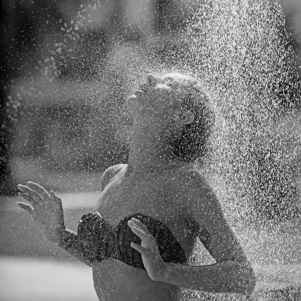 Gelukkig sexy meisje Neem douche op de Caribische zee. verfrissing en hygiëne op kuuroord. Tropische douche van sexy vrouw op de Malediven. sexy vrouw wassen onder water of regen vallen. Zomervakantie en reizen. — Stockfoto